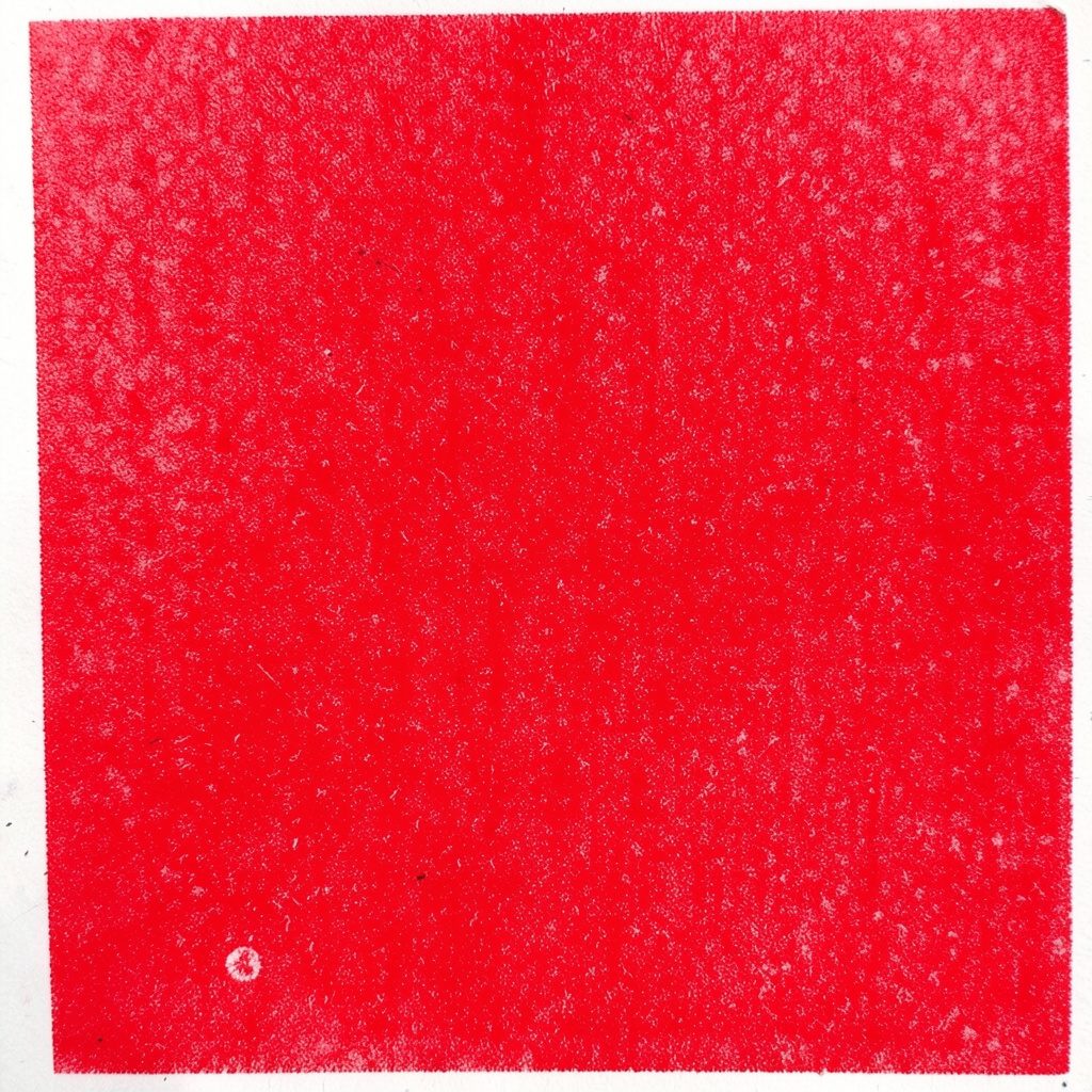 Teléfono antiguo de disco sobre fondo texturizado, tonos rojos y negros, impresión risográfica en dos tintas