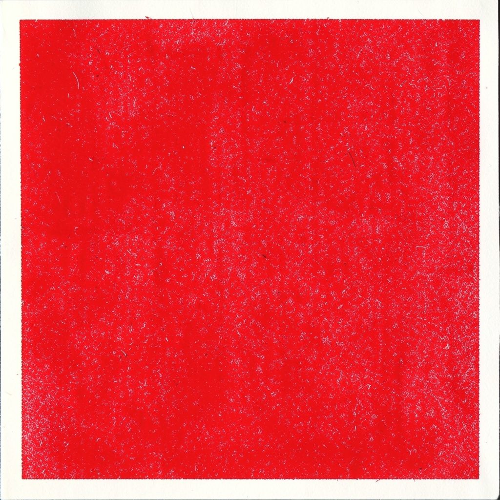 Cartel promocional con tipografía bold sobre fondo de textura granulada en rojo y negro, impresión risográfica en dos tintas