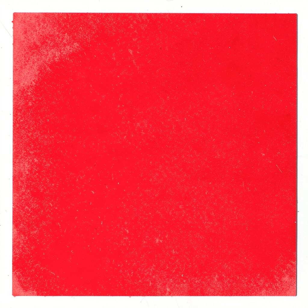 Interior de sala de conciertos con luces rojas y azules sobre el escenario, atmósfera densa y enérgica, impresión risográfica en dos tintas